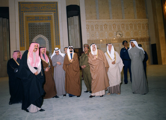 سمو أمير الكويت الراحل الشيخ جابر الأحمد «رحمه الله» خلال جولة في المسجد الكبير  